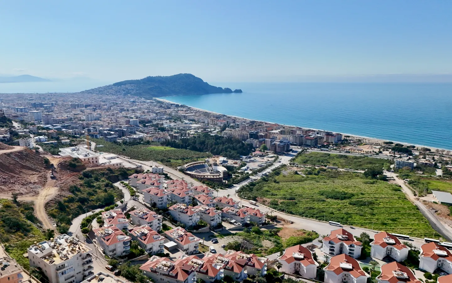 Uygun Cleopatra III – Alanya Cleopatra Plajı'na 200 Metre Mesafede Deniz, Kale ve Dağ Manzaralı Eşyalı 3+1 Çatı Dubleksi