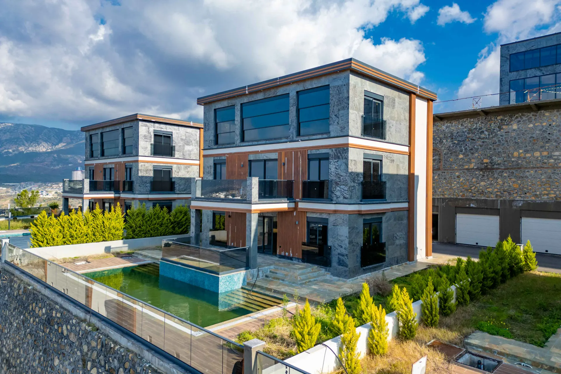 OLIMP CITY’DE ÖZEL HAVUZLU, PANORAMİK DENİZ VE DAĞ MANZARALI LÜKS 4+1 VİLLA