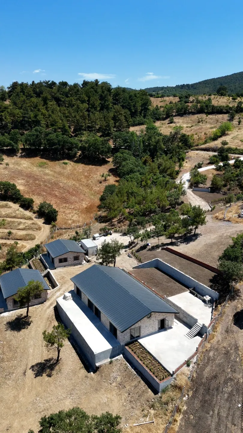 Nefes Kazdağları : Kazdağları'nın Kalbinde, 10.700m2 Arsa İçerisinde, Toplam 450 m2, 3 Yapı İçeren Proje