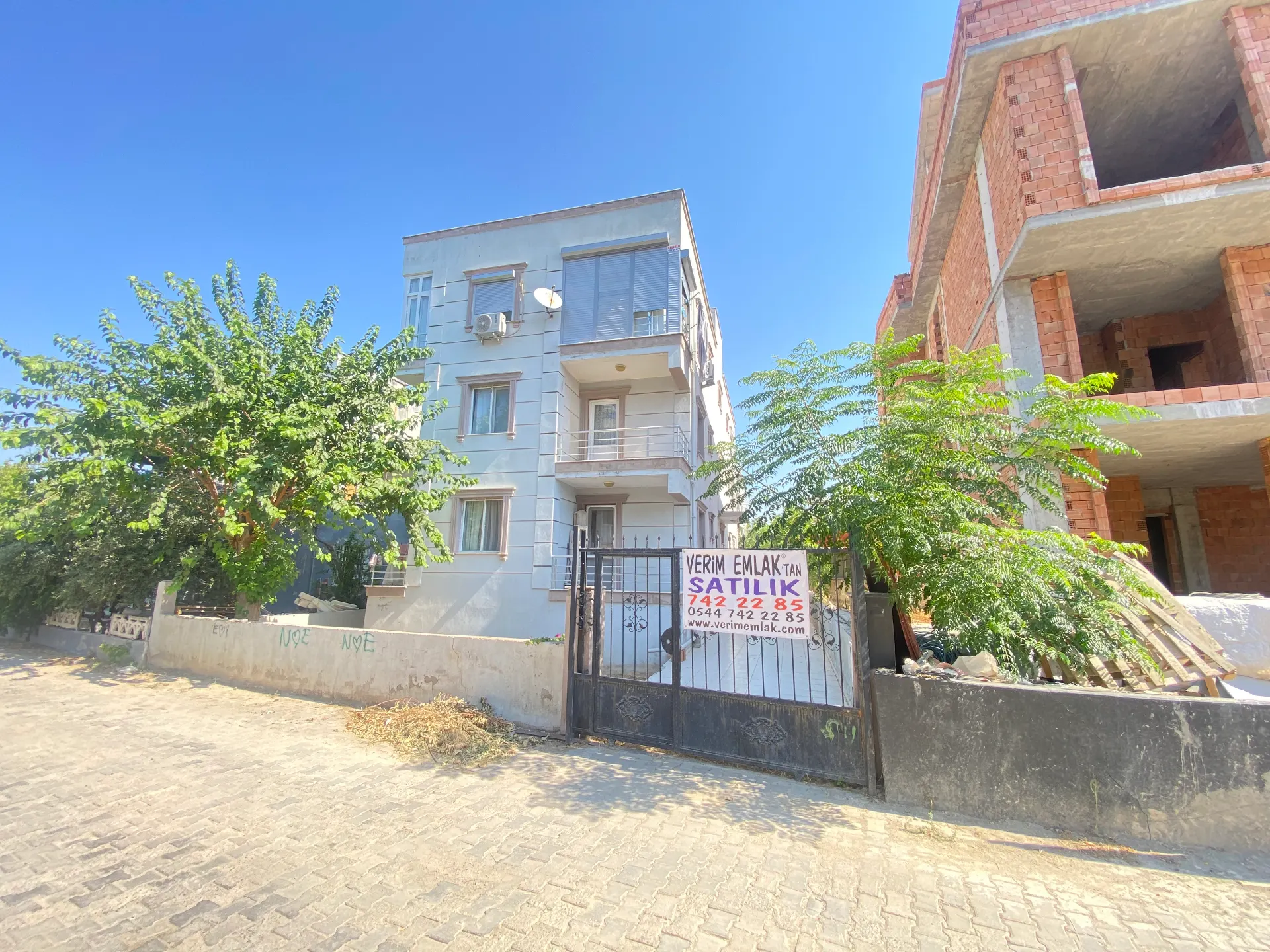 Seferihisar Mersin Alanı'nda denize 400m sıfır eşyalı bahçe katı satılık 2+1 daire
