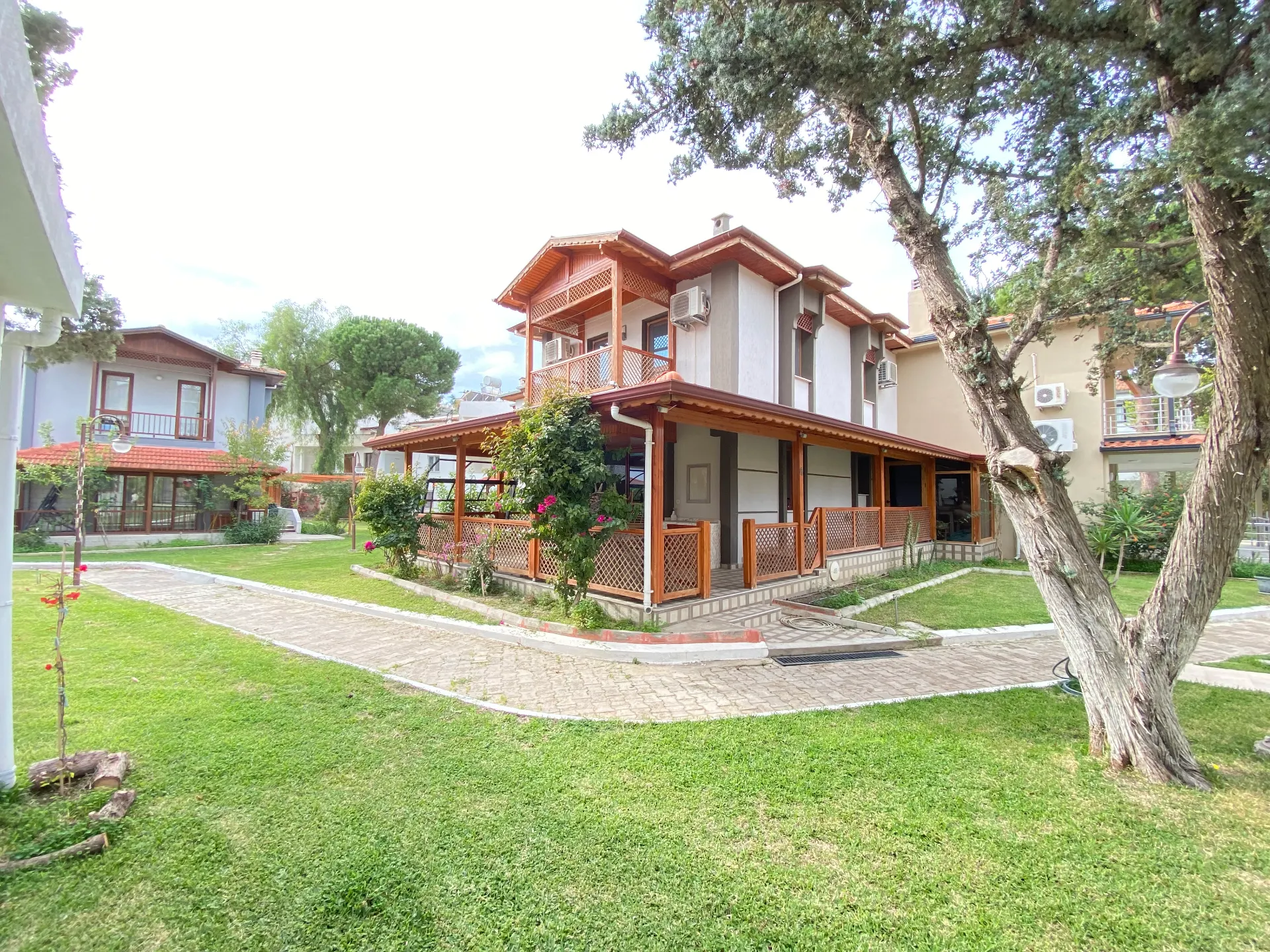 Seferihisar Ürkmez Erdem Tur Sitesinde Full Eşyalı, havuzlu & Akıllı Satılık 3+1 Villa