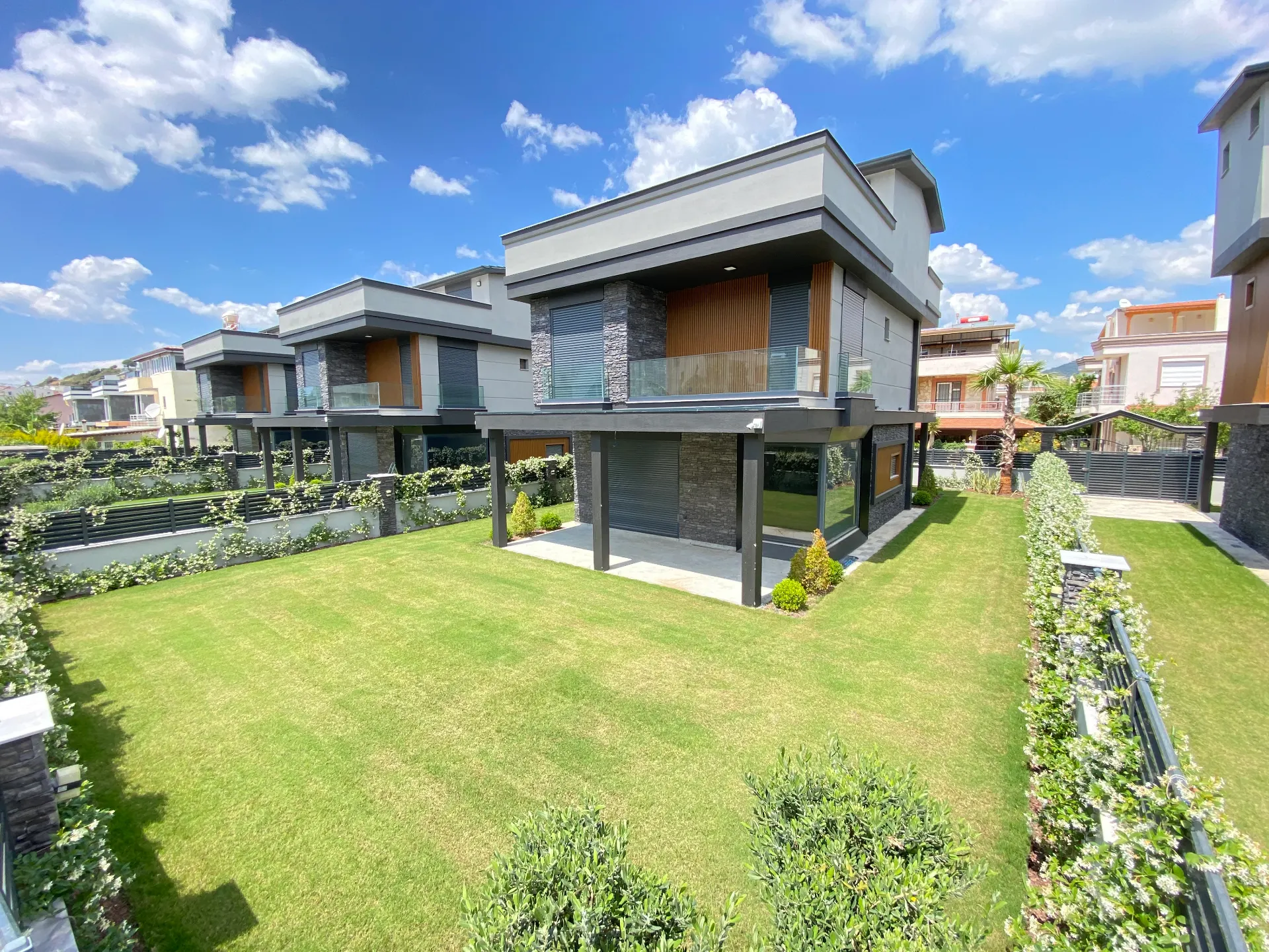 Menderes Gümüldür Deniz Tarafında: Modern Mimari, Tam Müstakil Lüks Satılık 4+1villa!
