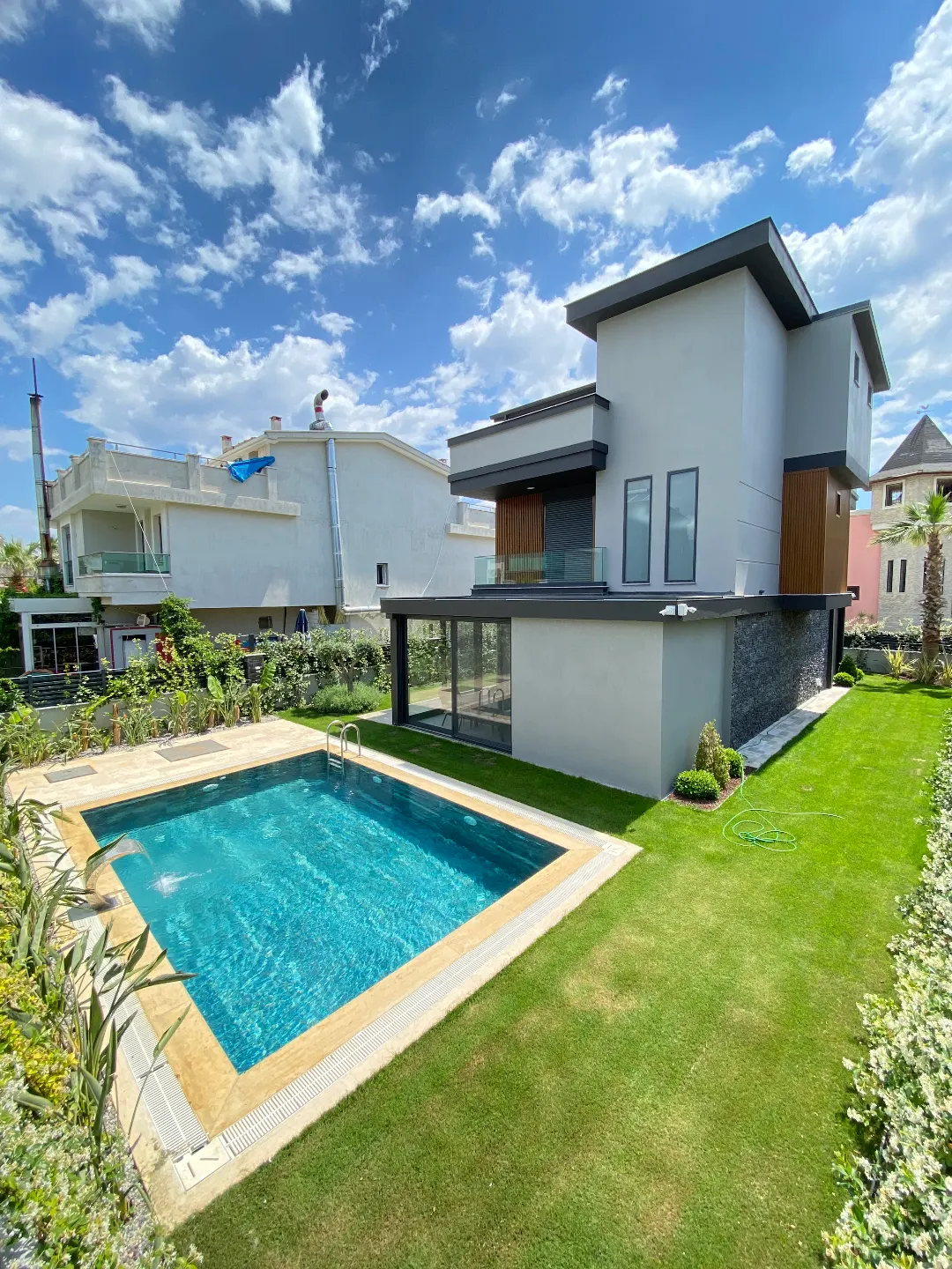 Menderes Gümüldürde Yüzme Havuzu Yerden Isıtma Lüx Satılık 4+1 Villa
