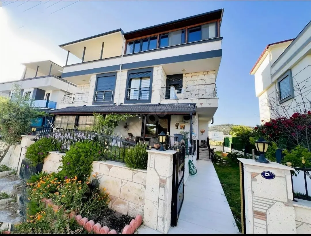 Seferihisar'da Hayalinizdeki Yaşam: Denize Yakın, Geniş Bahçeli Satılık 4+1 Villa!
