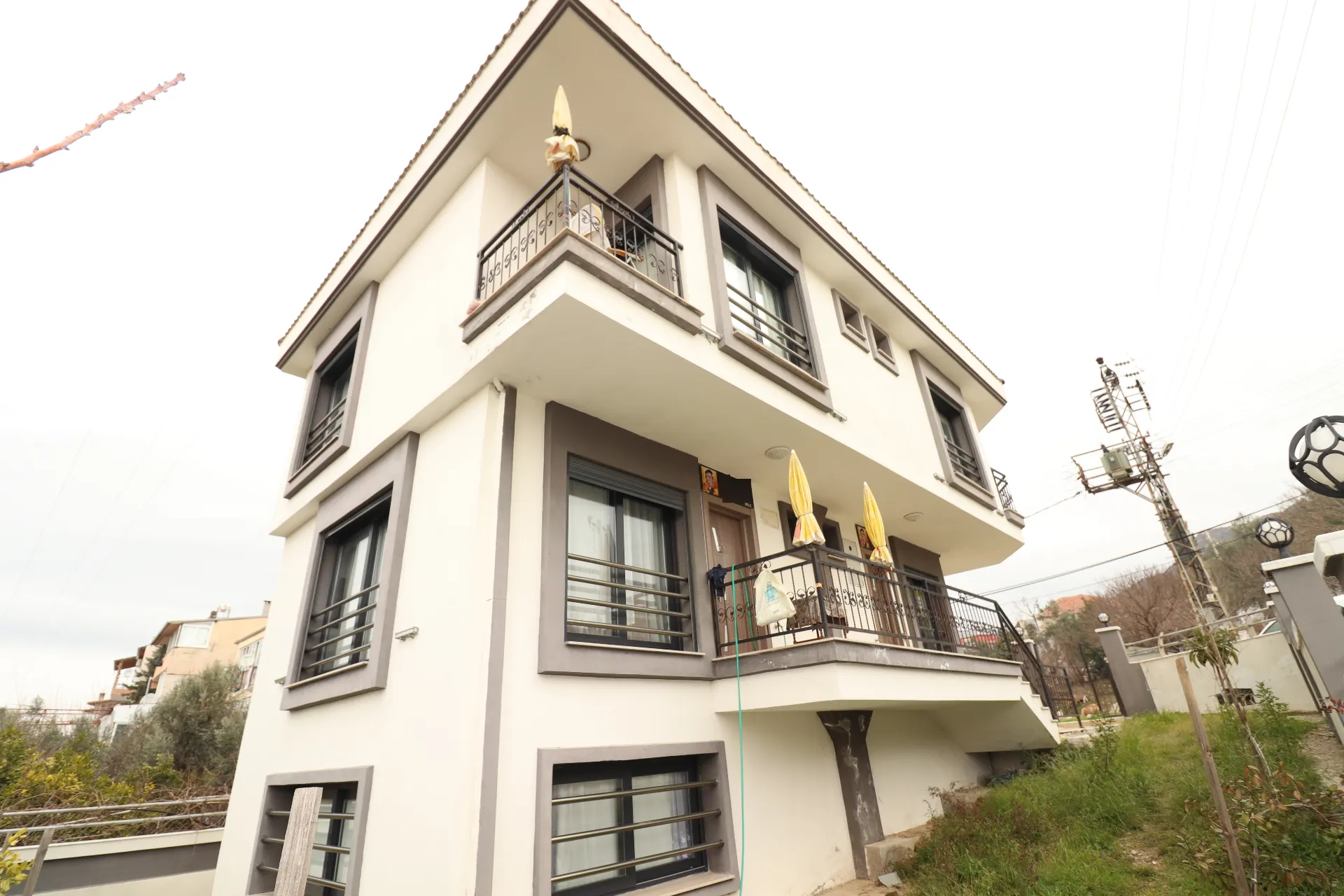 Seferihisar Mersin Alanı Mh. deniz manzaralı bahçeli satılık 3+1 Villa