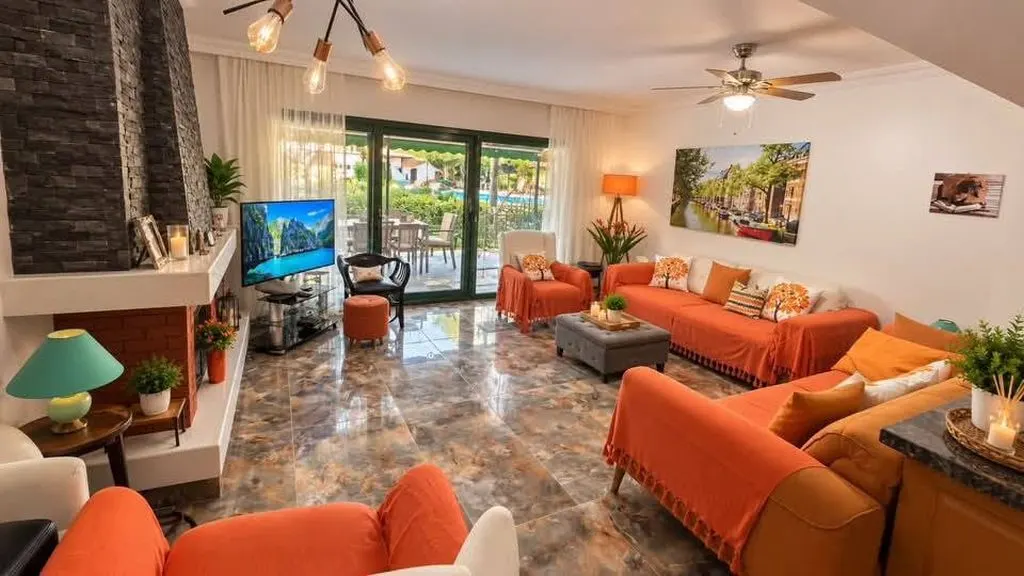 Özderede Denize Sıfır Havuzlu Sitede Tadilatlı 3+1 Satılık Villa