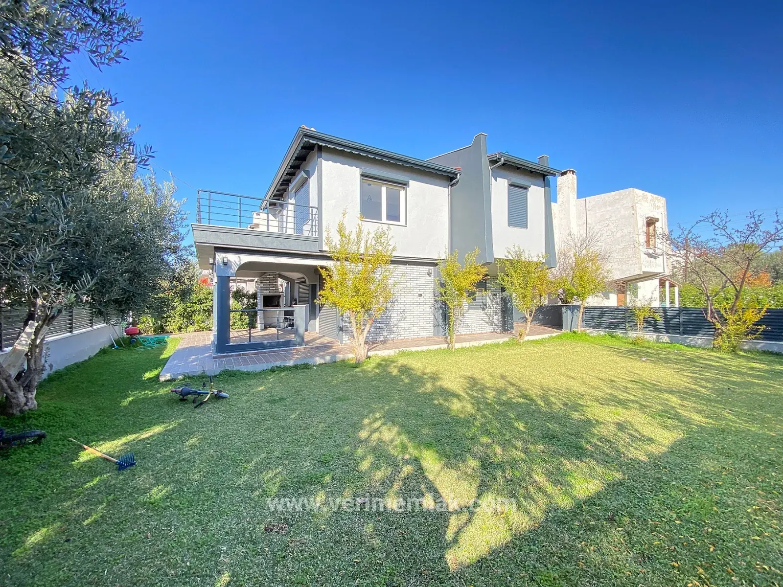 Doğanbey De Denize 50m Mesafede 307m2 İçinde Tek Satılık 4+1 Villa