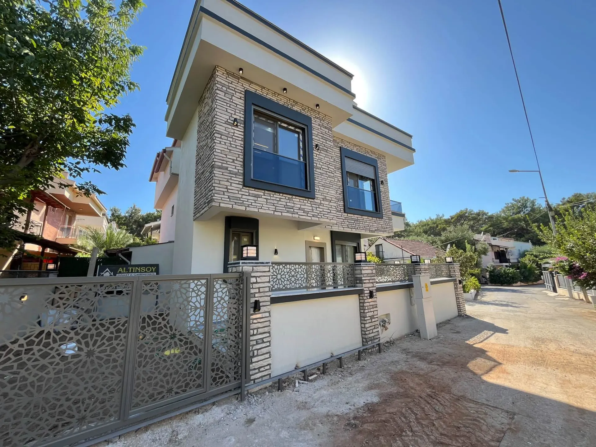 Menderes/özderede Deniz Tarafında Denize 400m Geniş Bahçeli Ve Otoparklı 3+1 Lüks Villa