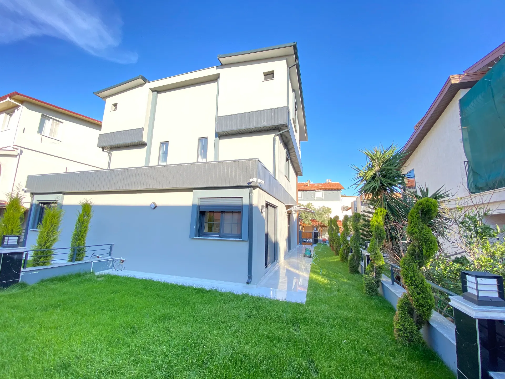 Seferihisar Mersin Alanı'nda Denize Sıfır, Akıllı Sistemli Lüks Satılık 3+1 Villa!