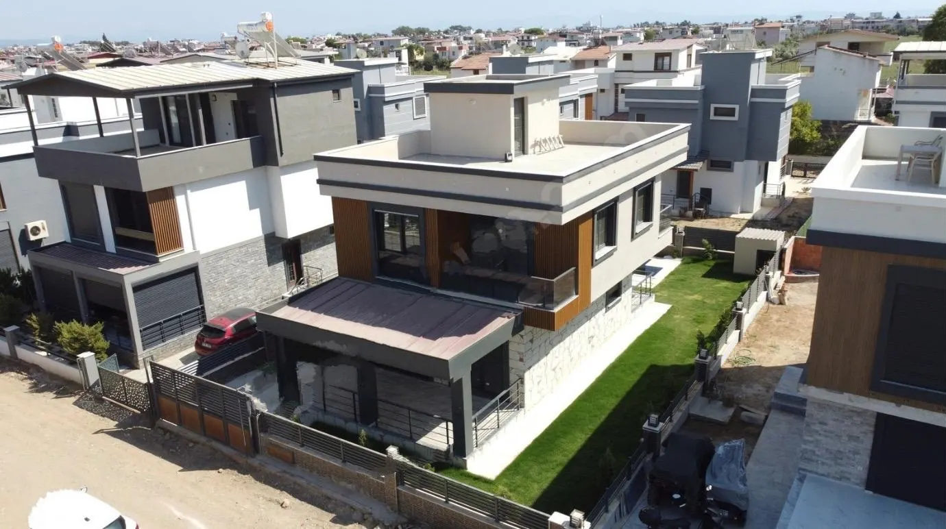 Seferihisar Cumhuriyet Mahallesi’nde Modern & Müstakil Havuzlu Lüks Satılık 3+1 Villa