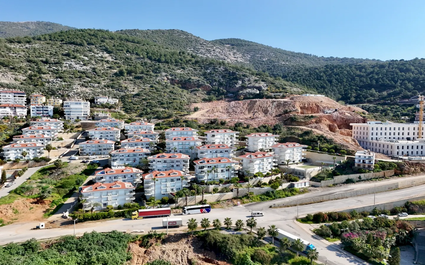 Uygun Cleopatra III – Alanya Cleopatra Plajı'na 200 Metre Mesafede Deniz, Kale ve Dağ Manzaralı Eşyalı 3+1 Çatı Dubleksi