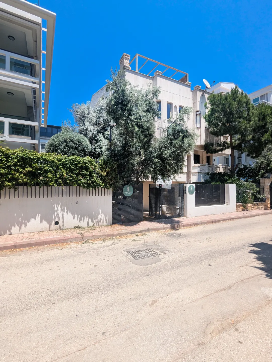 Antalya Lara Barınaklar Bölgesinde Bulunan Komple Kiralık Bina,