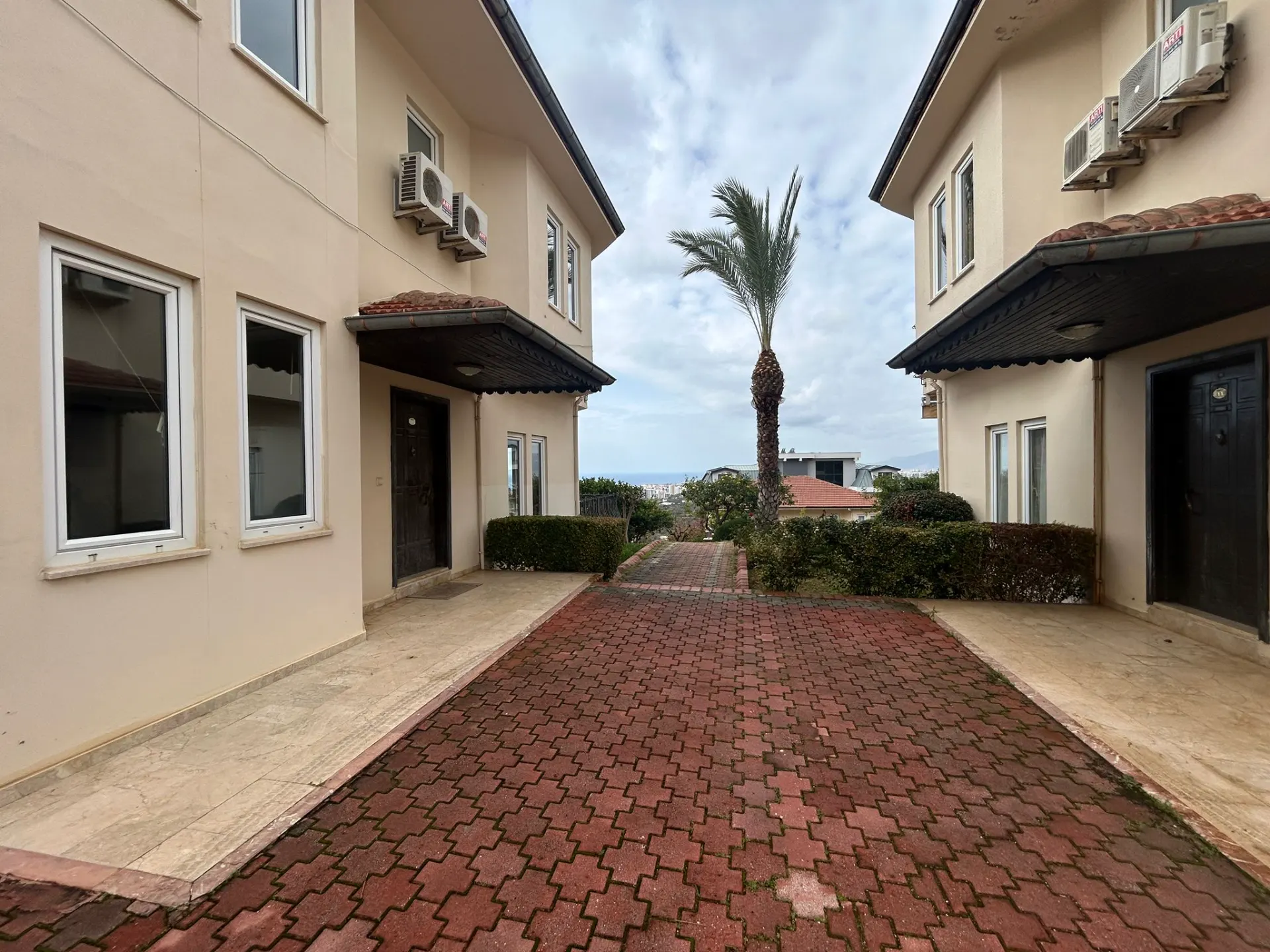 Alanya Goldcity Satılık Deniz manzaralı 3+1 Ikiz Villa