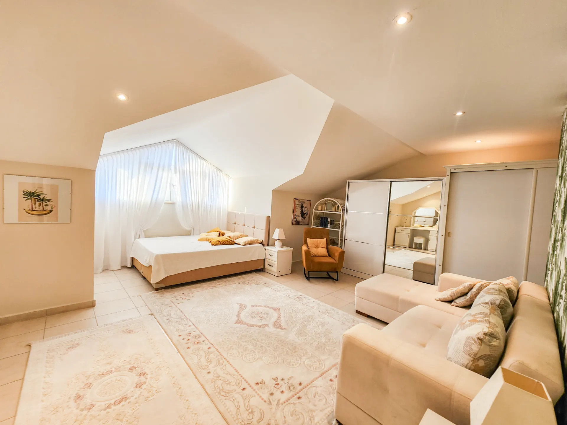 Alanya Merkez’de Satılık 4+1 Geniş Daire | 240 m²