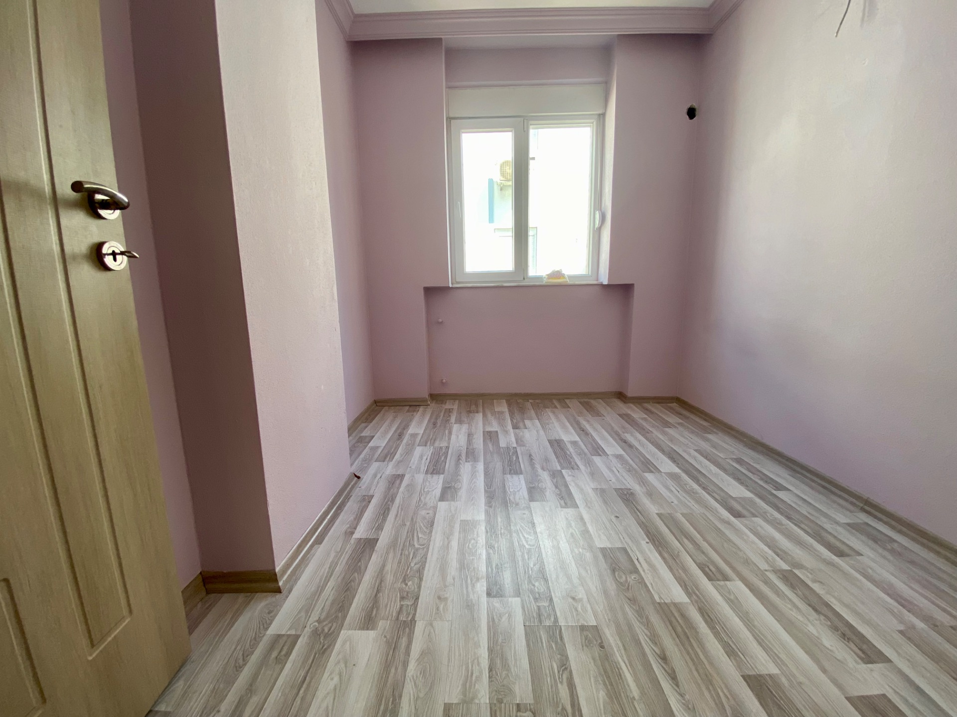 DUTLUBAHÇE'DE CADDEYE VE ÇEVRE YOLUNA YAKIN AYRI MUTFAKLI EŞYASIZ KİRALIK 2+1