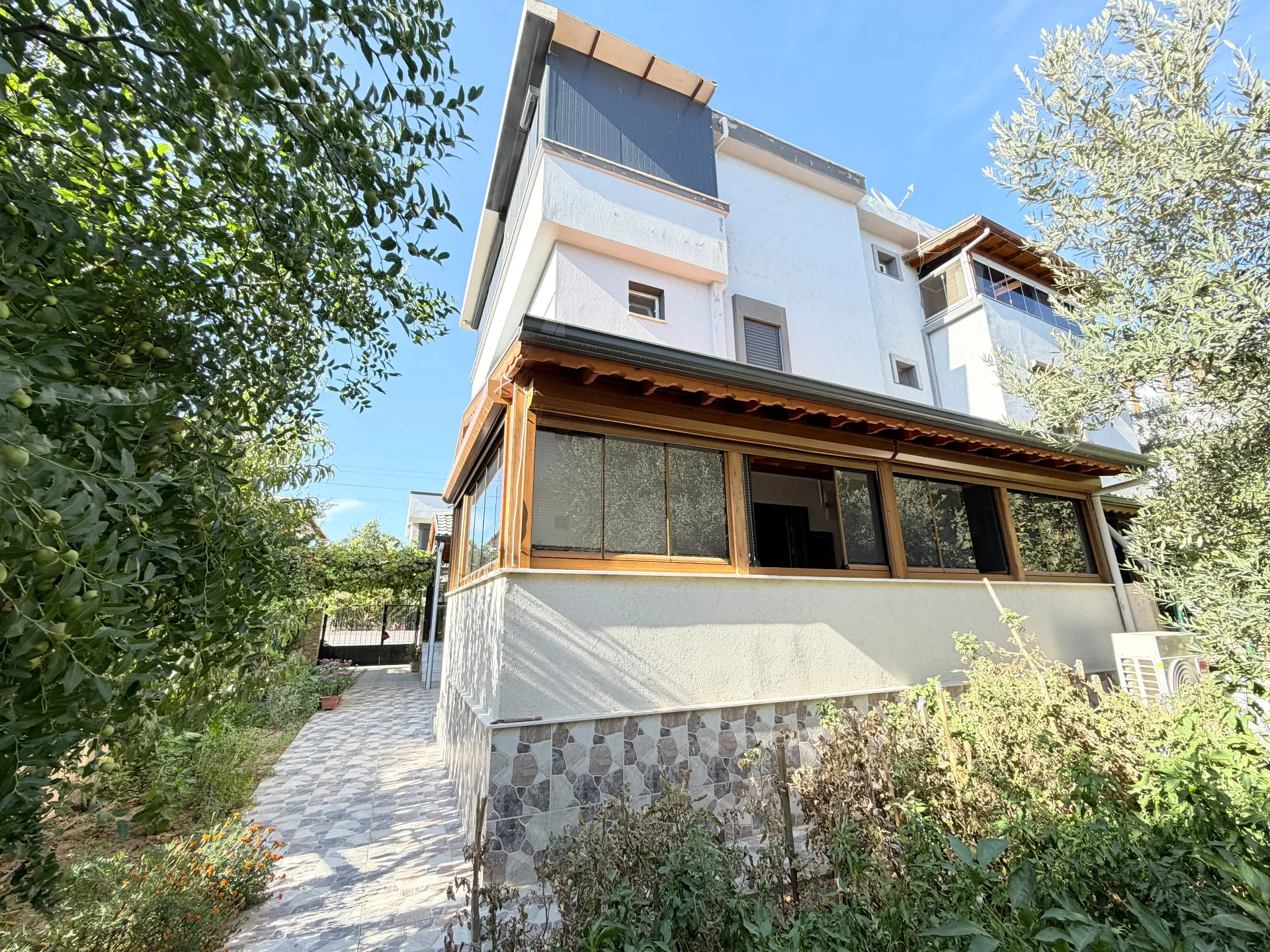 Seferihisar Doğanbey Cumhuriyet’te Denize Yakın Yaz-kış Yaşama Uygun 3+1 Villa