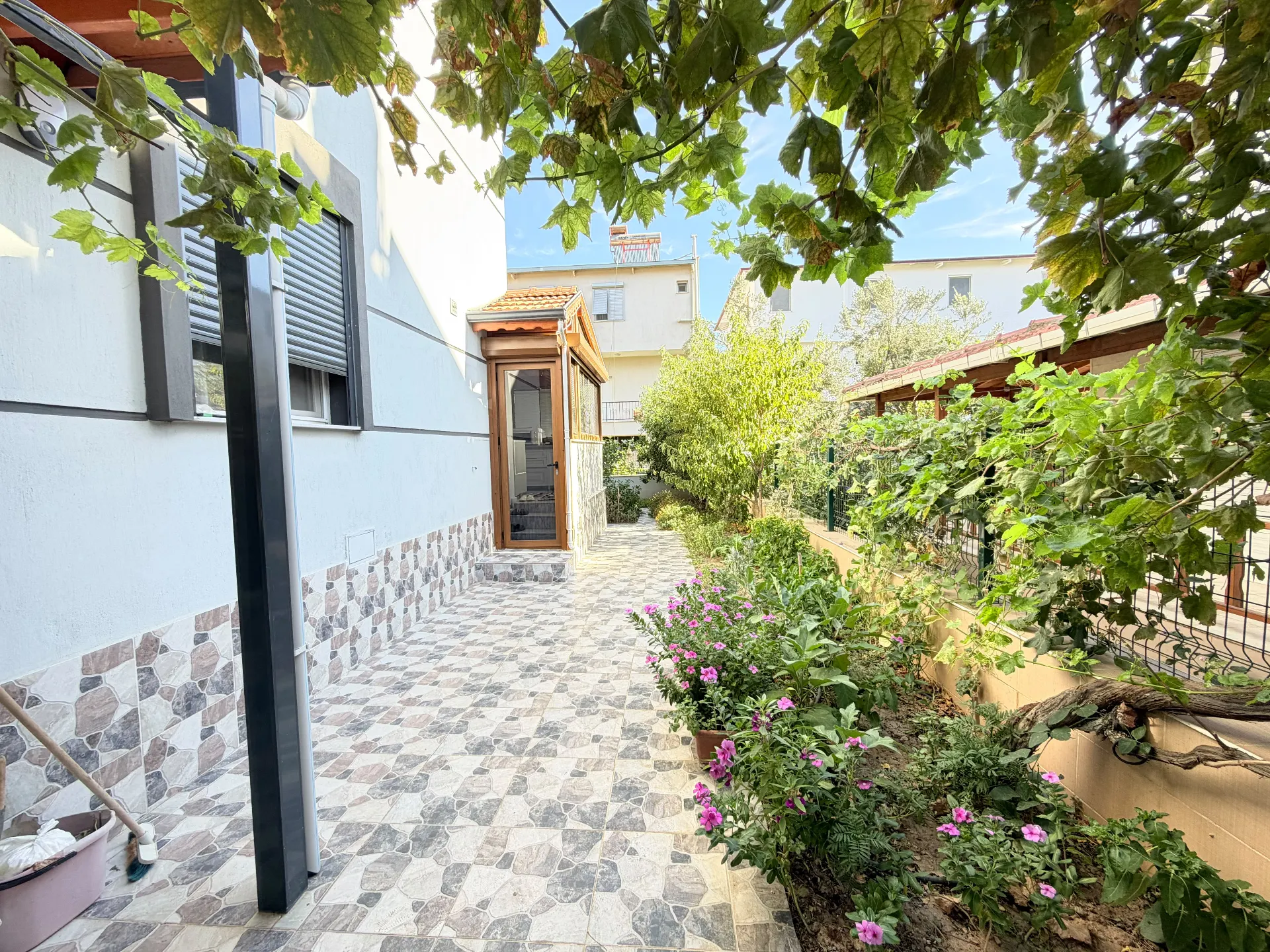 Seferihisar Doğanbey Cumhuriyet’te Denize Yakın Yaz-kış Yaşama Uygun 3+1 Villa