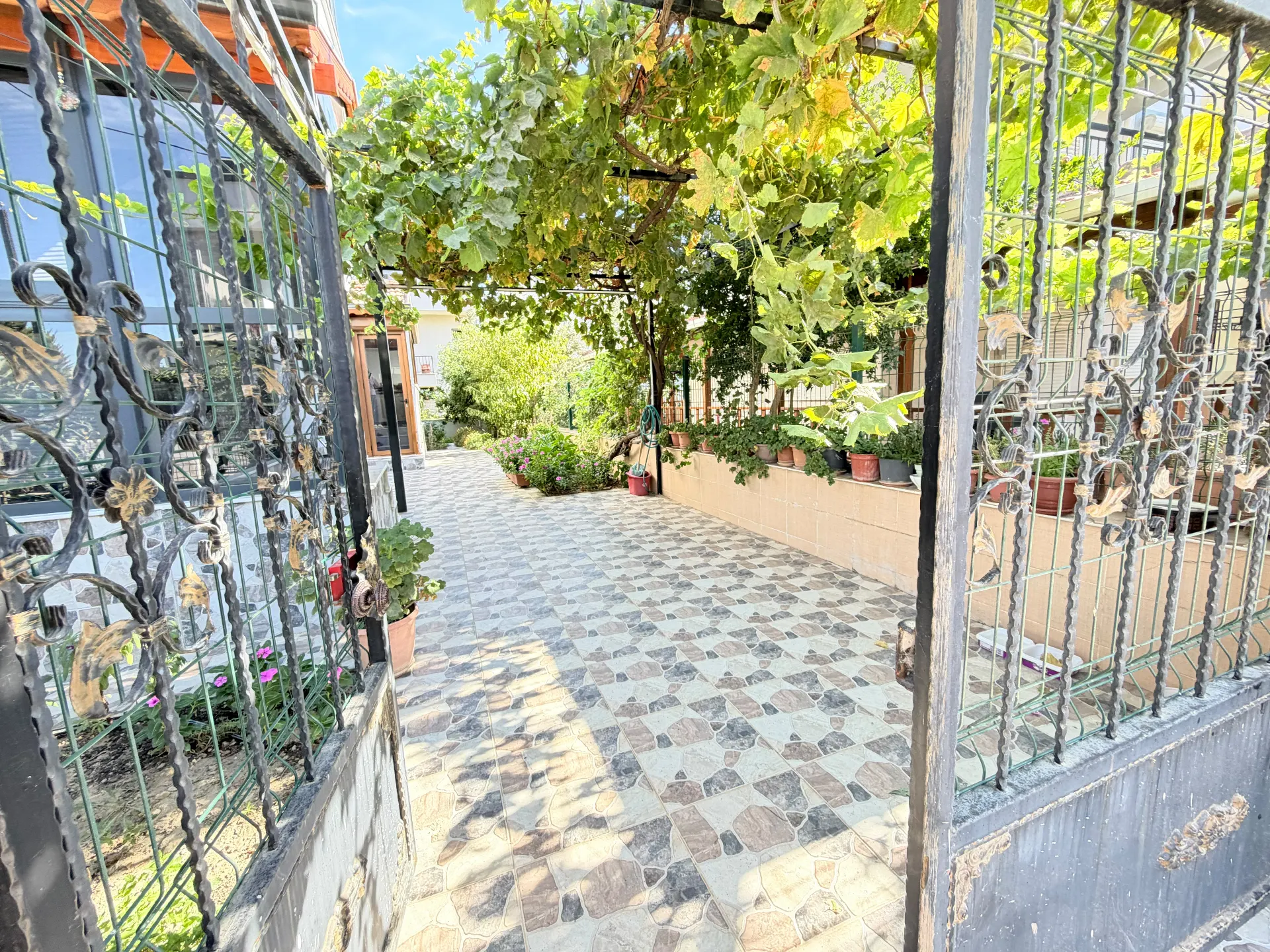Seferihisar Doğanbey Cumhuriyet’te Denize Yakın Yaz-kış Yaşama Uygun 3+1 Villa