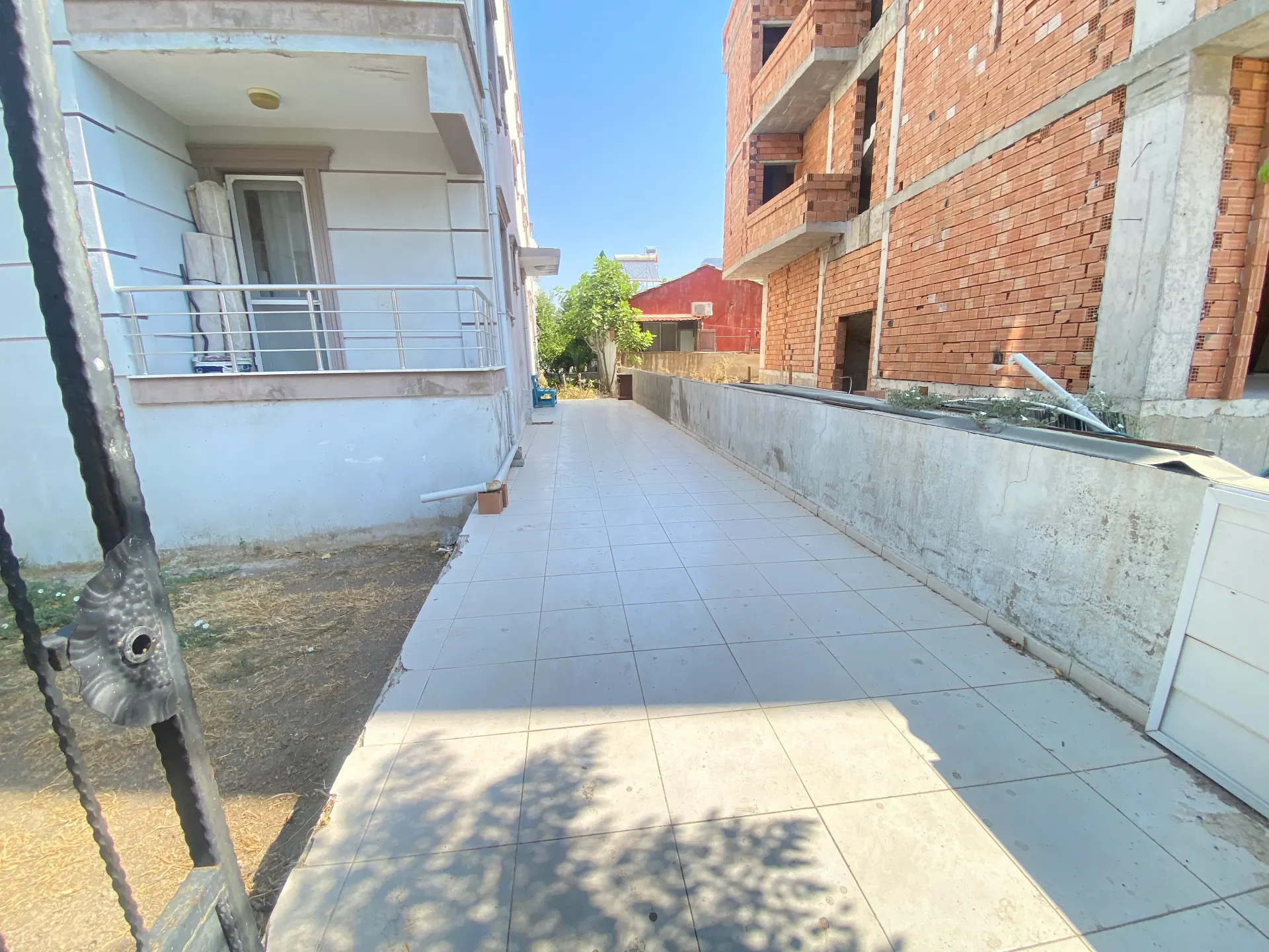 Seferihisar Mersin Alanı'nda denize 400m sıfır eşyalı bahçe katı satılık 2+1 daire