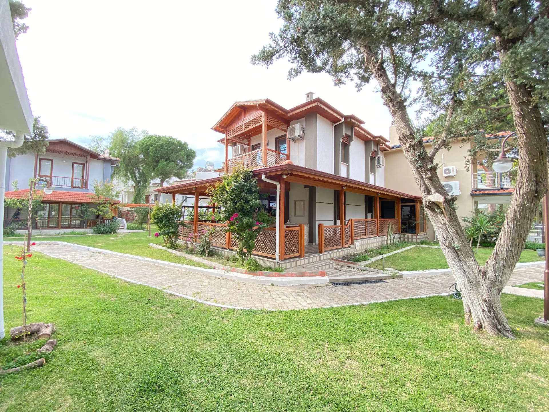 Seferihisar Ürkmez Erdem Tur Sitesinde Full Eşyalı, havuzlu & Akıllı Satılık 3+1 Villa