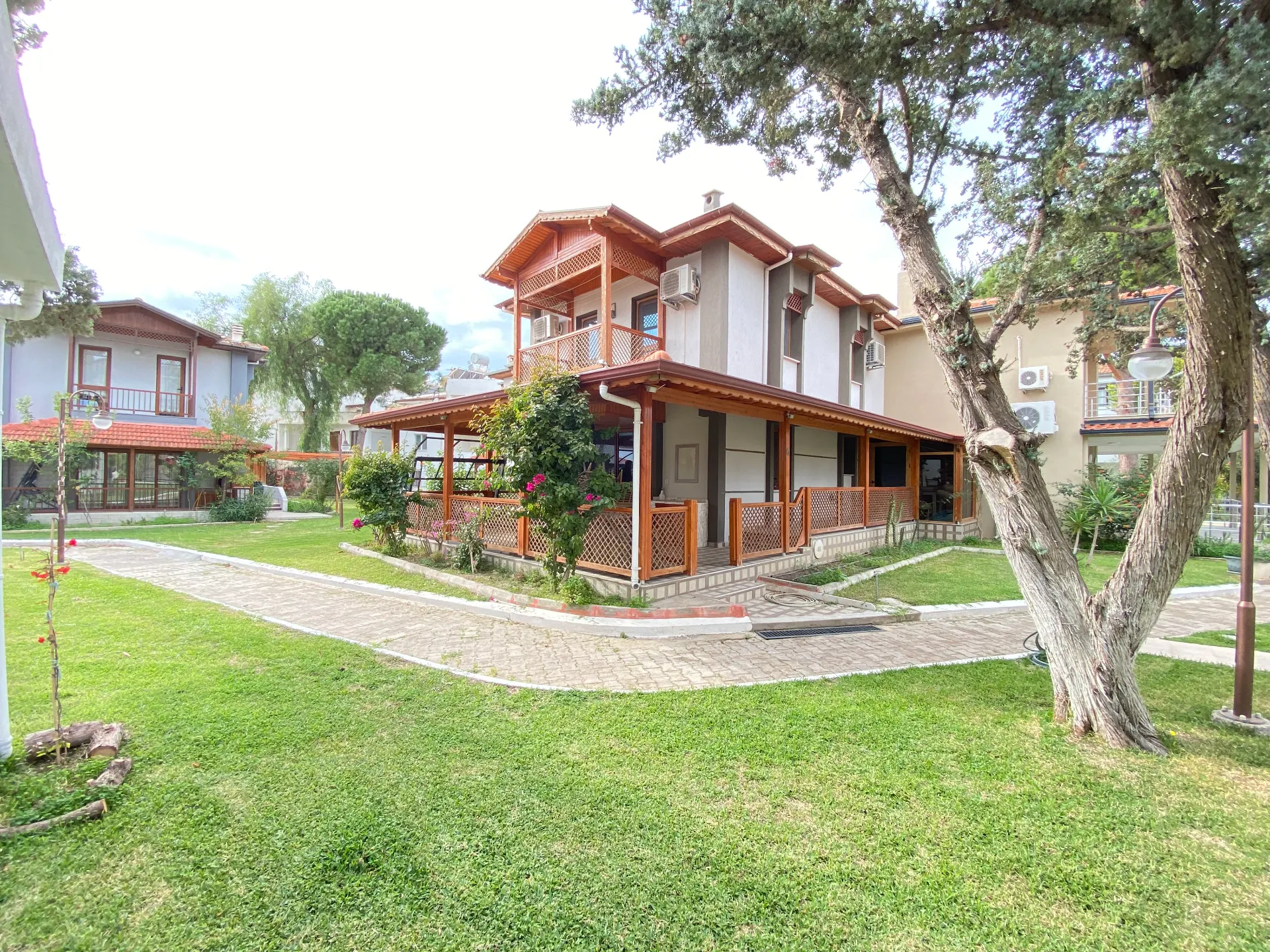 Seferihisar Ürkmez Erdem Tur Sitesinde Full Eşyalı, havuzlu & Akıllı Satılık 3+1 Villa