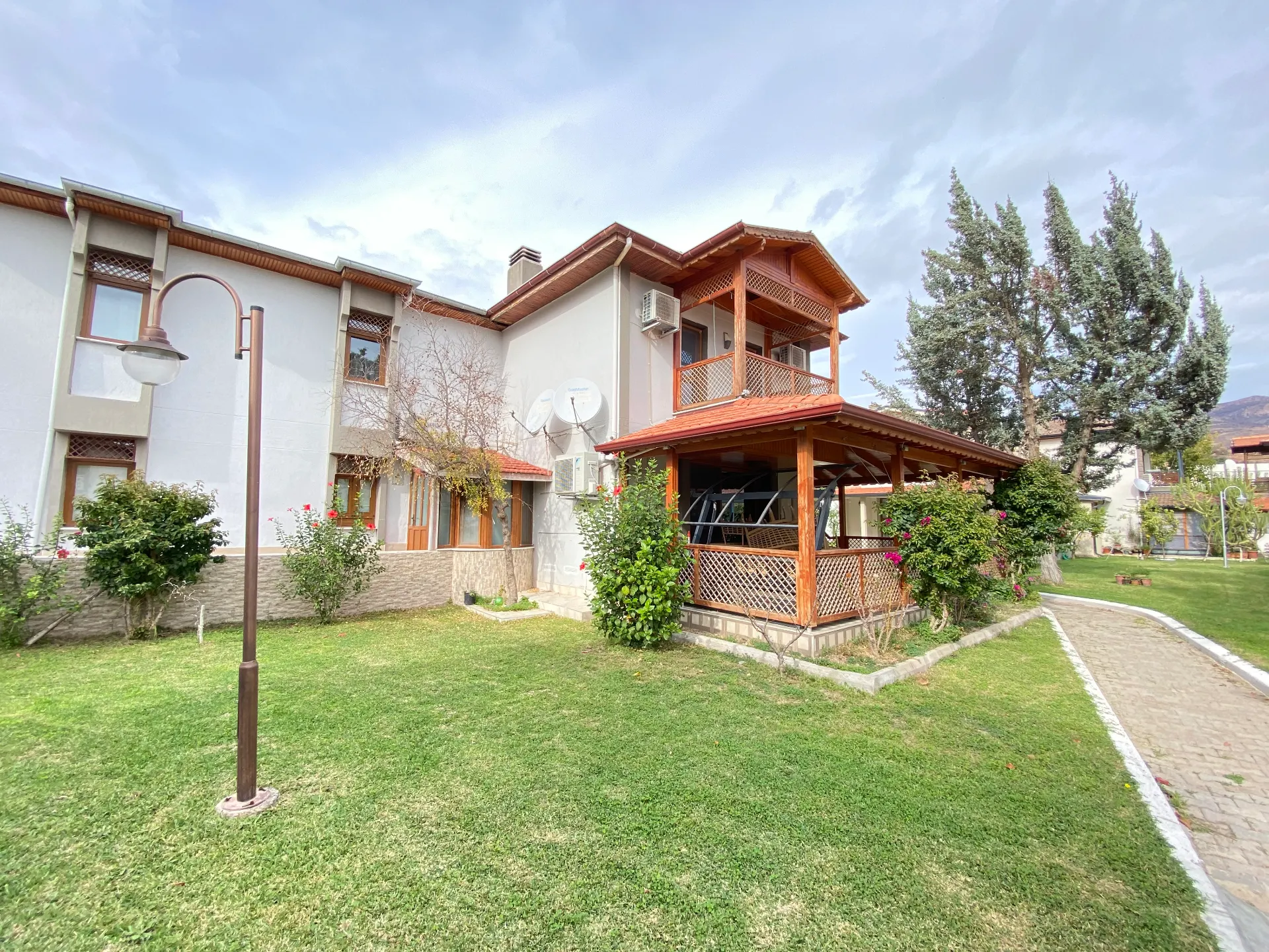 Seferihisar Ürkmez Erdem Tur Sitesinde Full Eşyalı, havuzlu & Akıllı Satılık 3+1 Villa