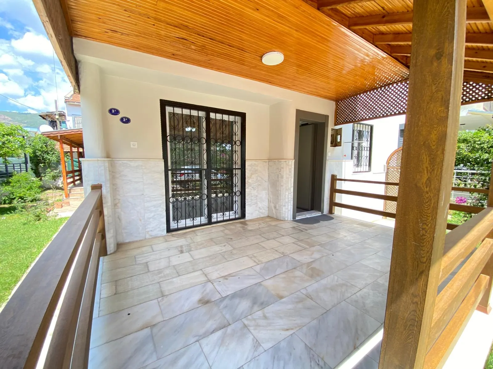 Seferihisar Ürkmez Mersin Alanı'nda Denize 250m • Sıfırlanmış Lüks Satılık 3+1 Villa!