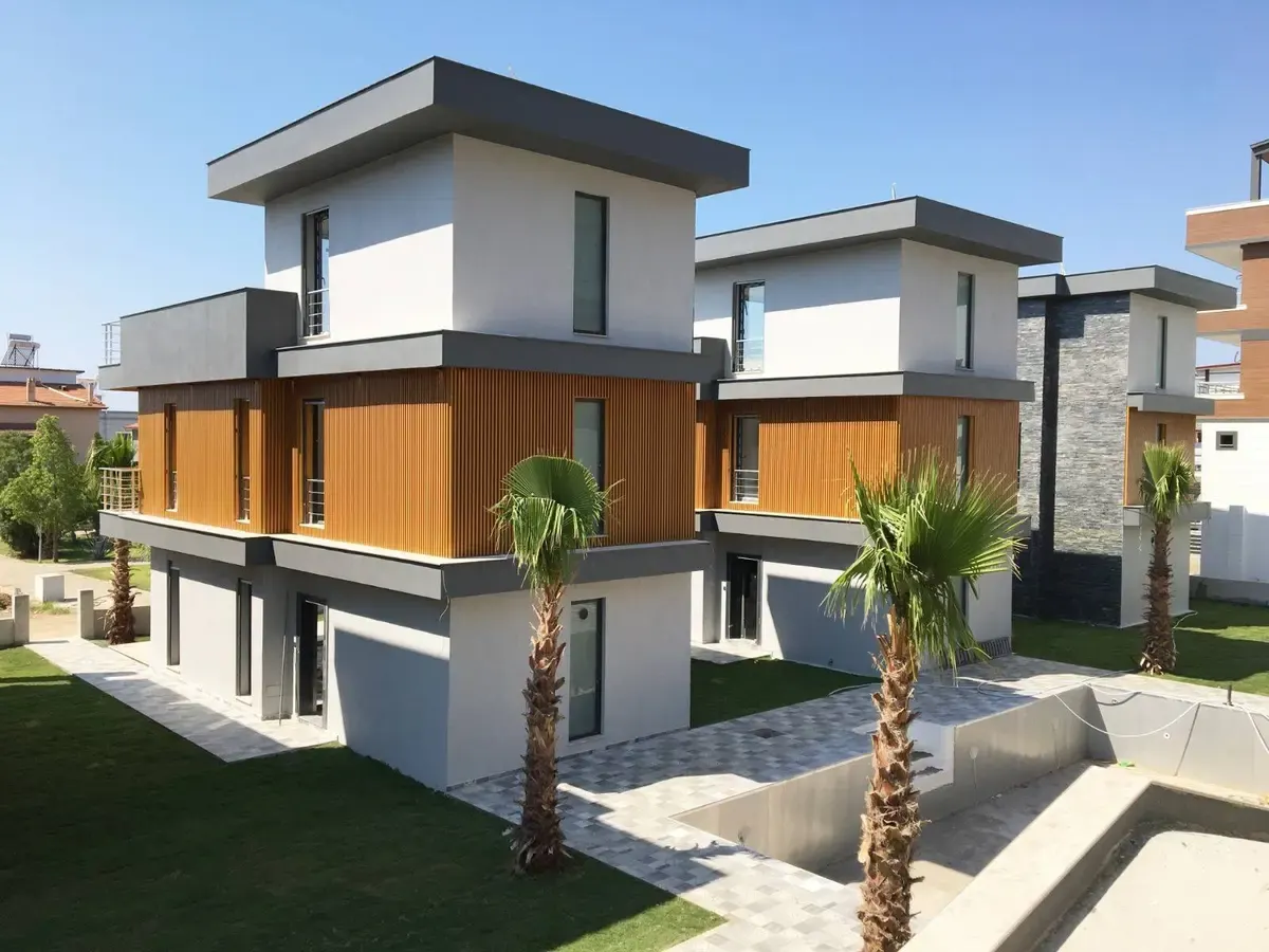 Seferihisar Ürkmez'de deniz tarafında tek müstakil havuzlu satılık 3+1 villa