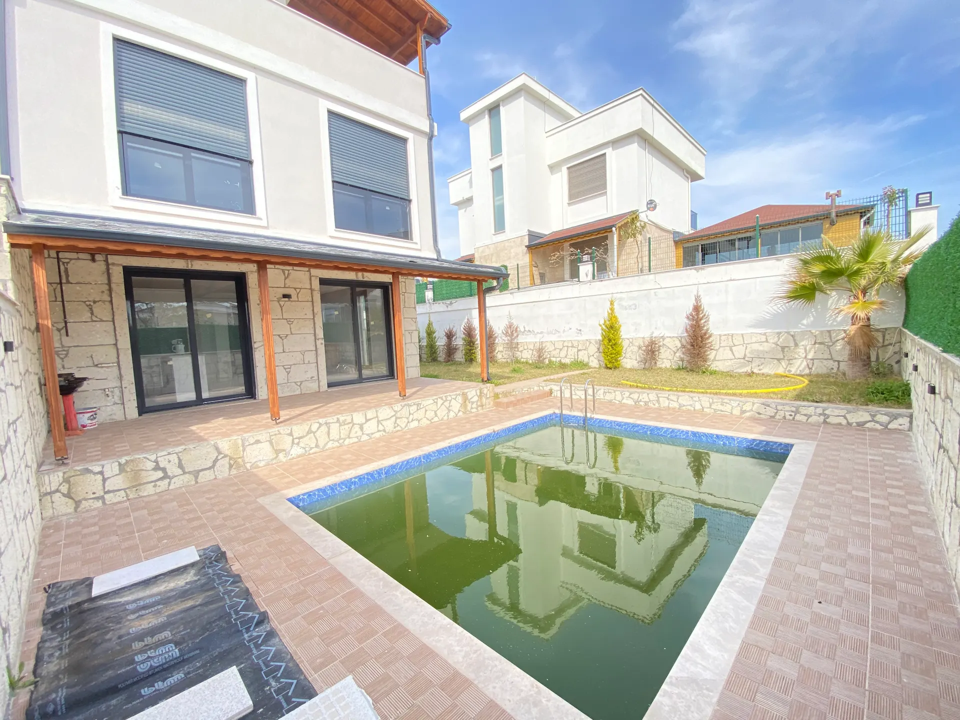 Seferihisar Akarca'da Havuzlu, geniş Bahçeli, oturma Ruhsatlı Satılık 4+1 Villa