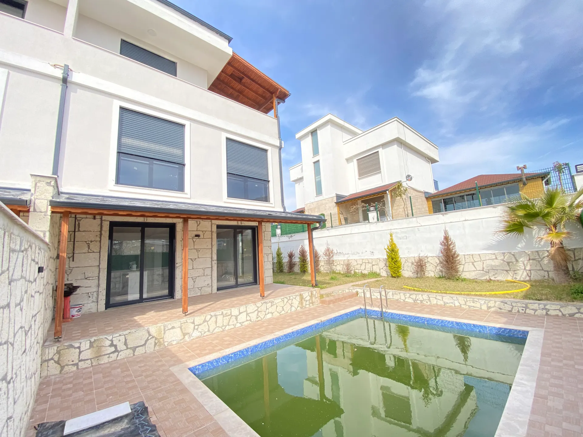 Seferihisar Akarca'da Havuzlu, geniş Bahçeli, oturma Ruhsatlı Satılık 4+1 Villa