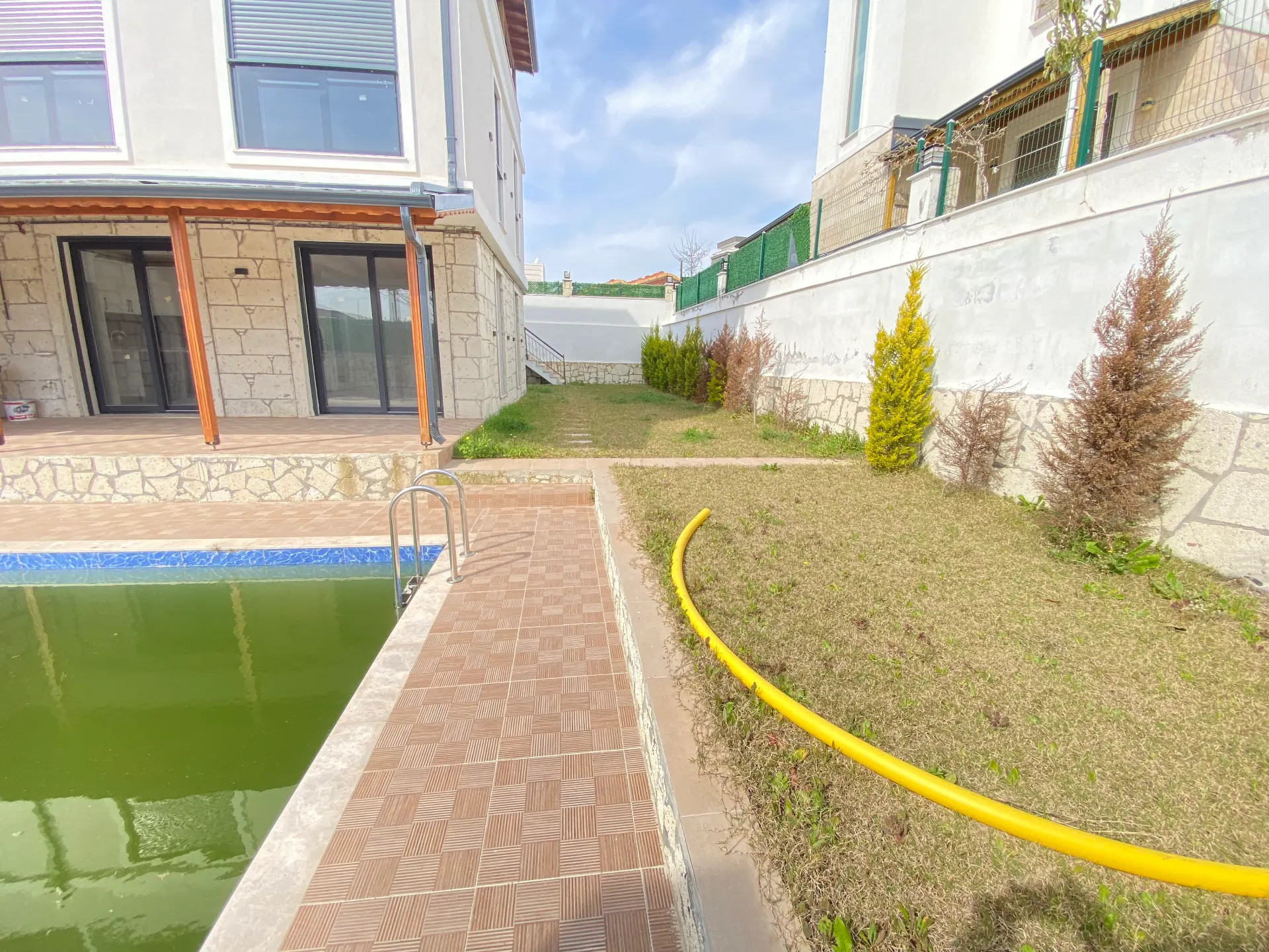 Seferihisar Akarca'da Havuzlu, geniş Bahçeli, oturma Ruhsatlı Satılık 4+1 Villa