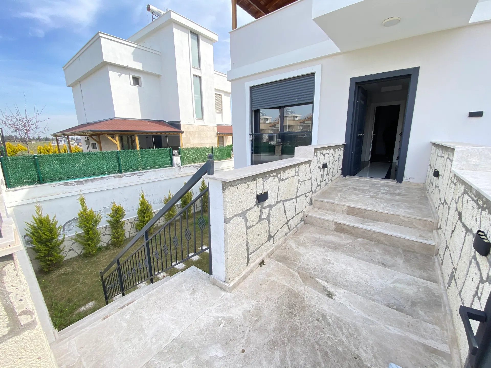 Seferihisar Akarca'da Havuzlu, geniş Bahçeli, oturma Ruhsatlı Satılık 4+1 Villa