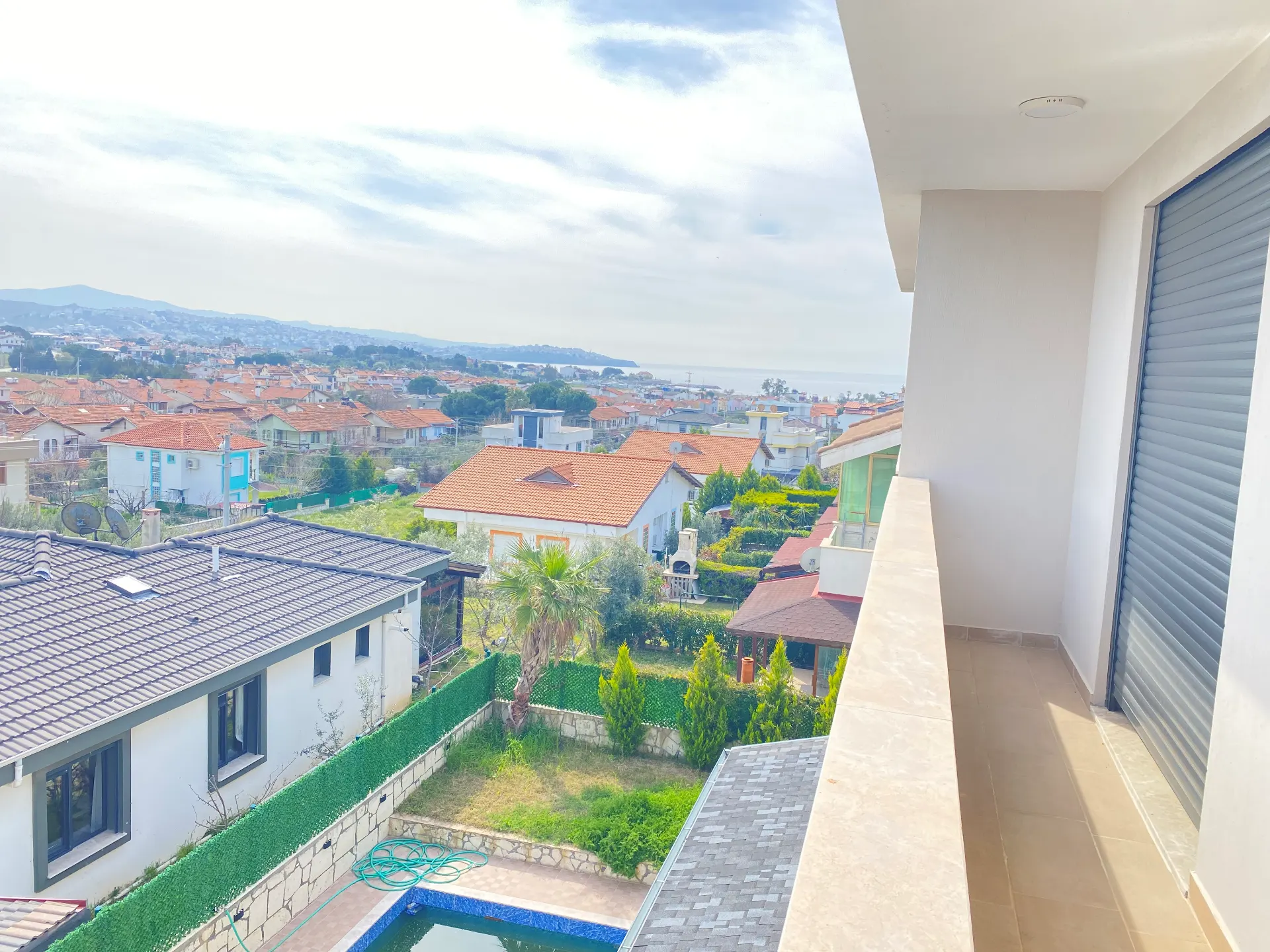 Seferihisar Akarca'da Havuzlu, geniş Bahçeli, oturma Ruhsatlı Satılık 4+1 Villa