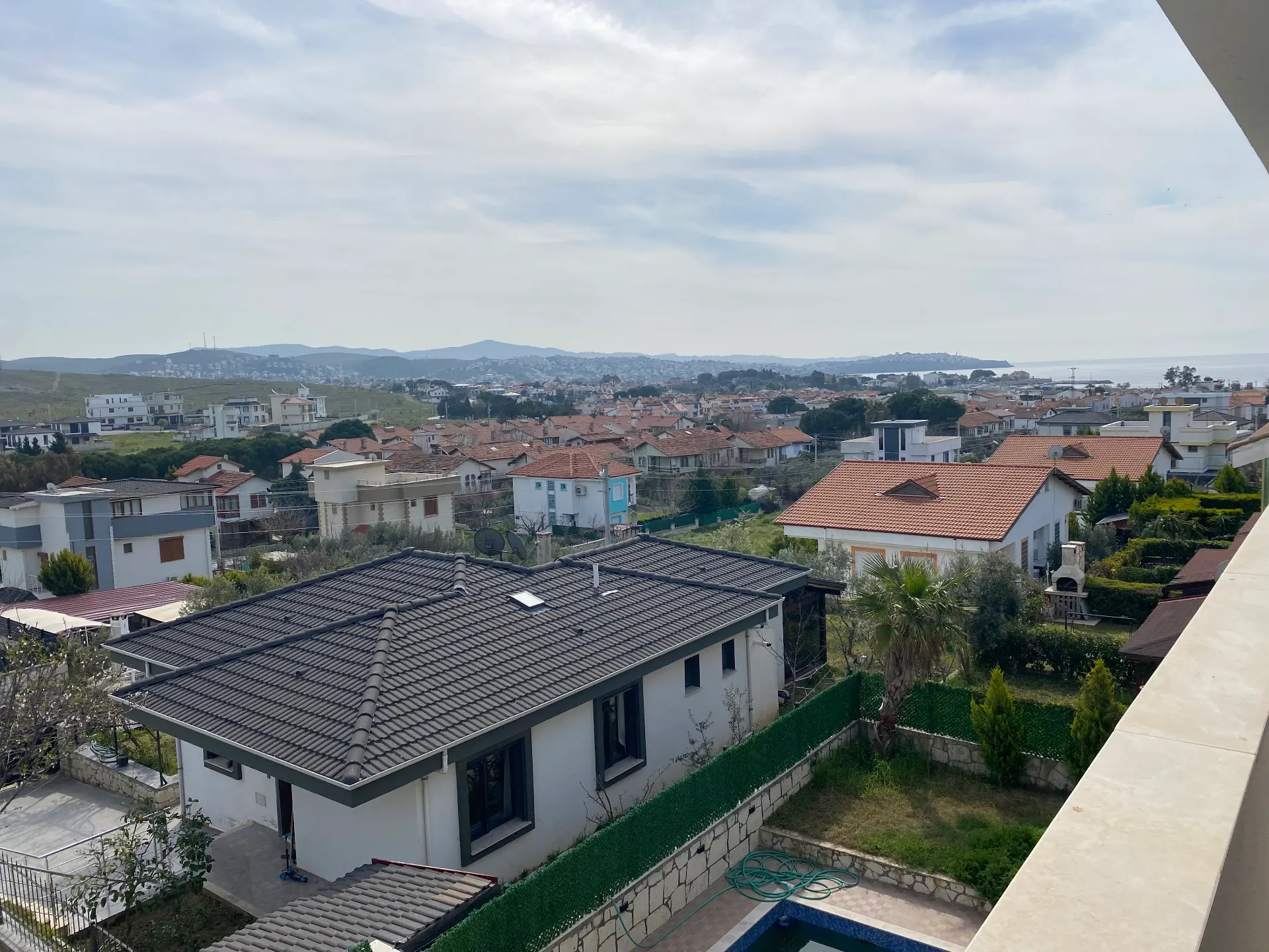 Seferihisar Akarca'da Havuzlu, geniş Bahçeli, oturma Ruhsatlı Satılık 4+1 Villa