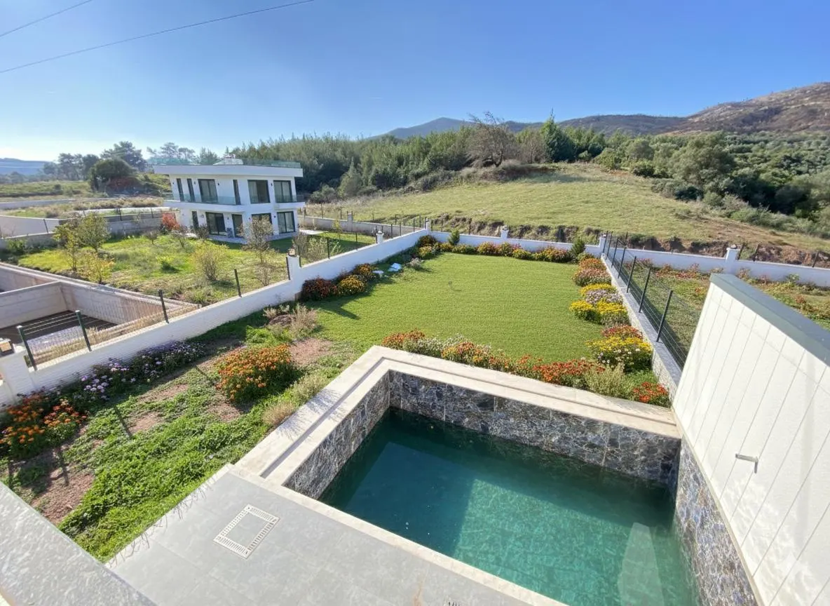 Seferihisar Kavakderede 550m² arsa, ultra lüks havuzlu satılık 3+2 villa