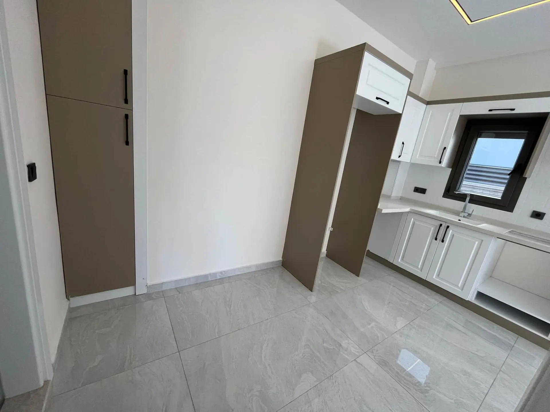 Gümüldürde Merkezi Lokasyonda Bahçeli Asansörlü Denize 400m Satılık 1+1 Daire