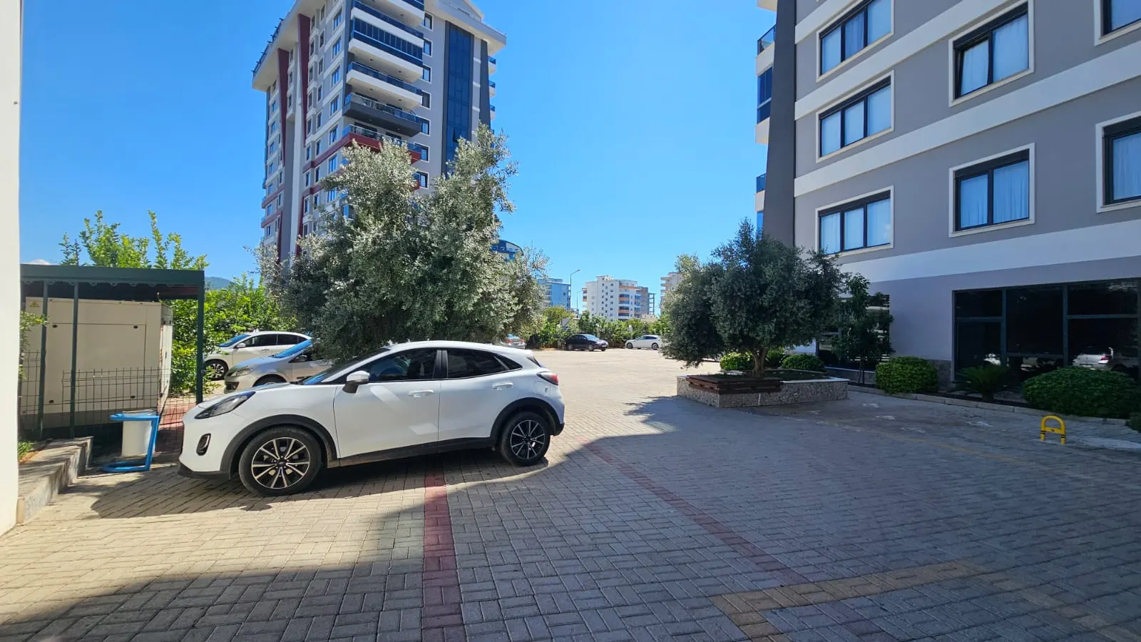 MAHMUTLAR'DA SATILIK  GENİŞ 3+1 AYRI MUTFAK EŞYALI DAİRE