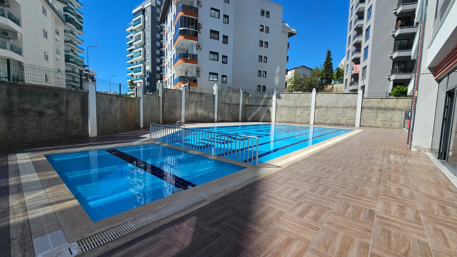 MAHMUTLAR'DA SATILIK  GENİŞ 3+1 AYRI MUTFAK EŞYALI DAİRE