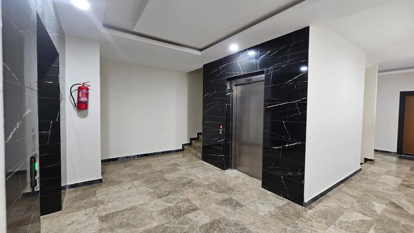 MAHMUTLAR'DA SATILIK  GENİŞ 3+1 AYRI MUTFAK EŞYALI DAİRE