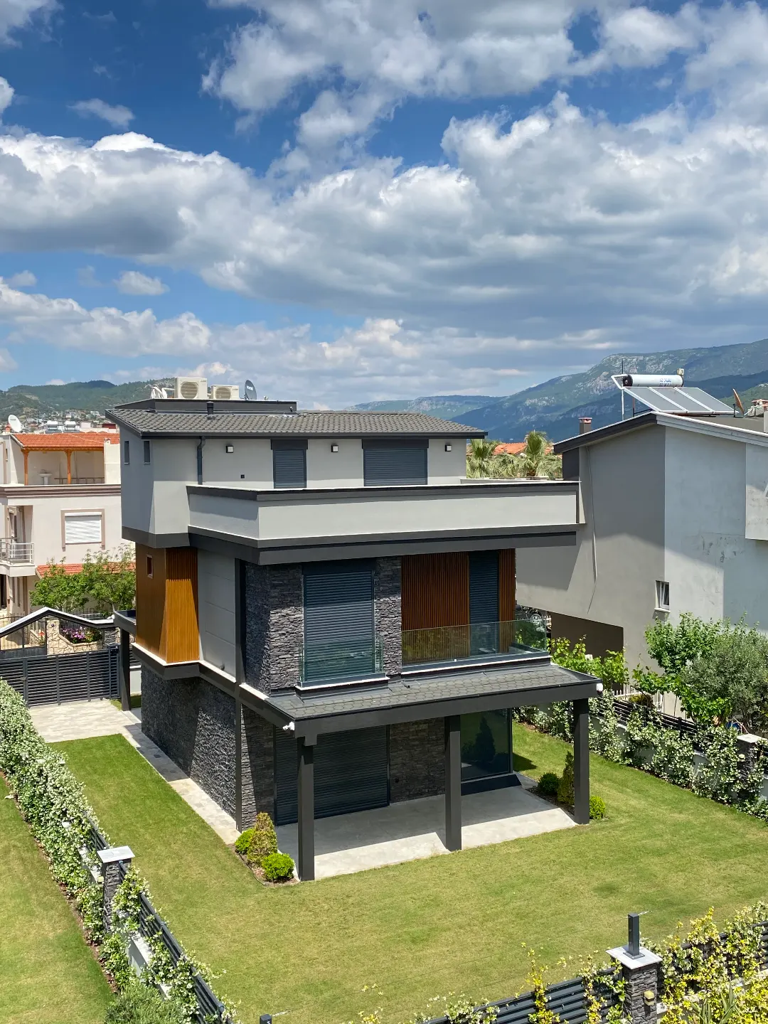 Menderes Gümüldür Deniz Tarafında: Modern Mimari, Tam Müstakil Lüks Satılık 4+1villa!