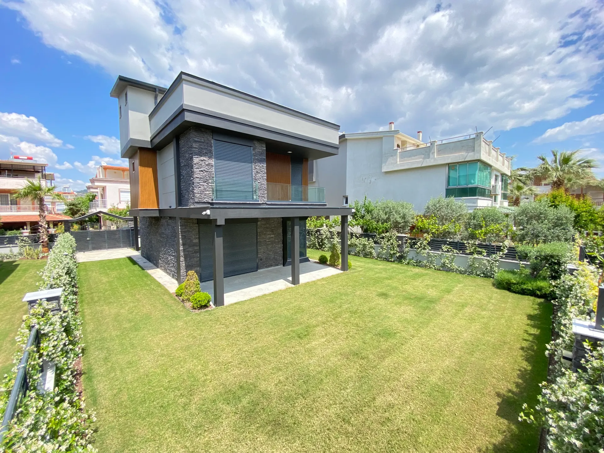 Menderes Gümüldür Deniz Tarafında: Modern Mimari, Tam Müstakil Lüks Satılık 4+1villa!