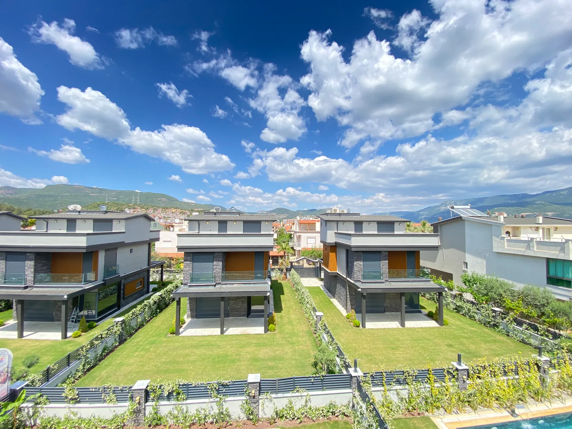 Menderes Gümüldür Deniz Tarafında: Modern Mimari, Tam Müstakil Lüks Satılık 4+1villa!