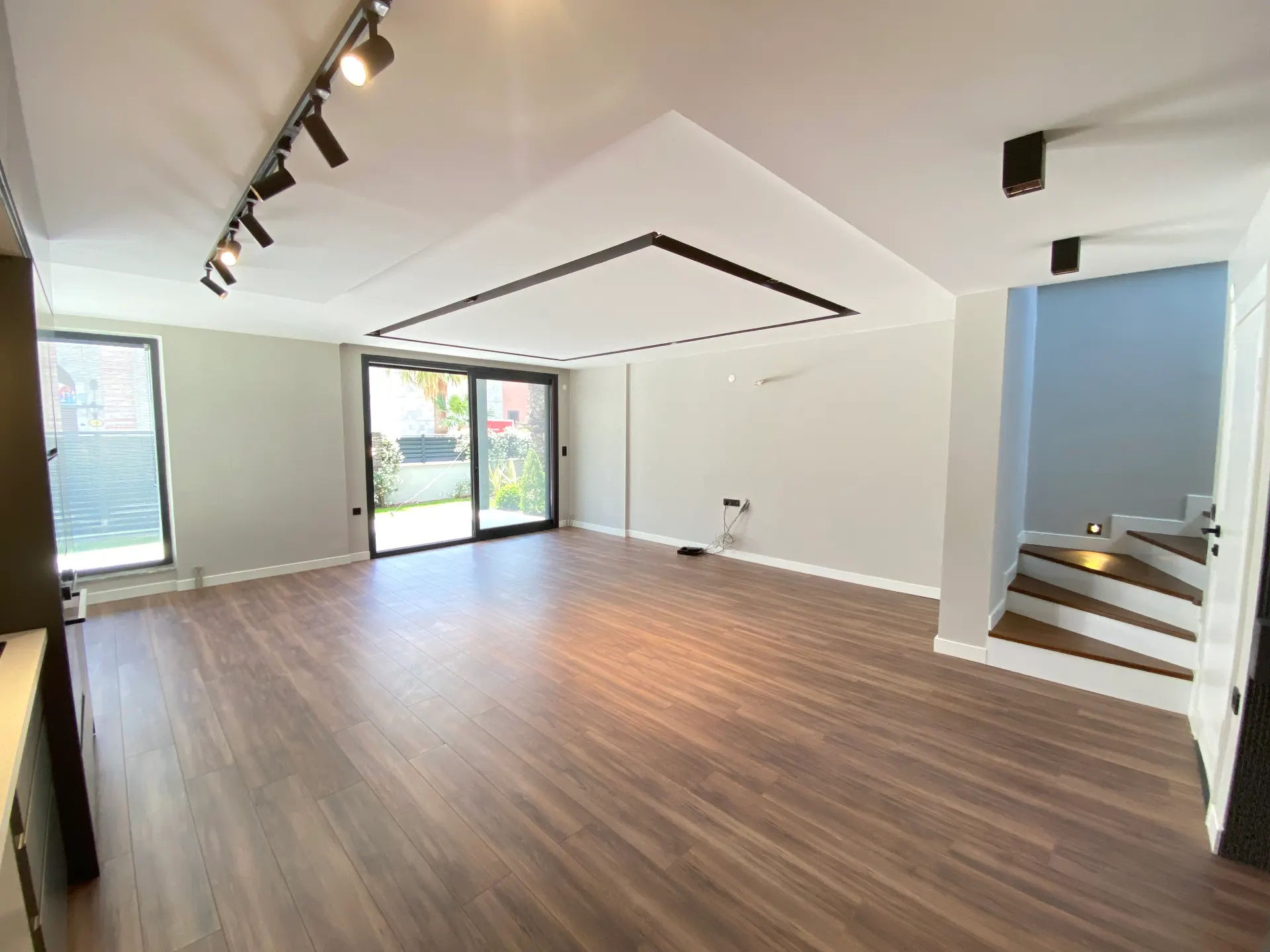Menderes Gümüldür Deniz Tarafında: Modern Mimari, Tam Müstakil Lüks Satılık 4+1villa!
