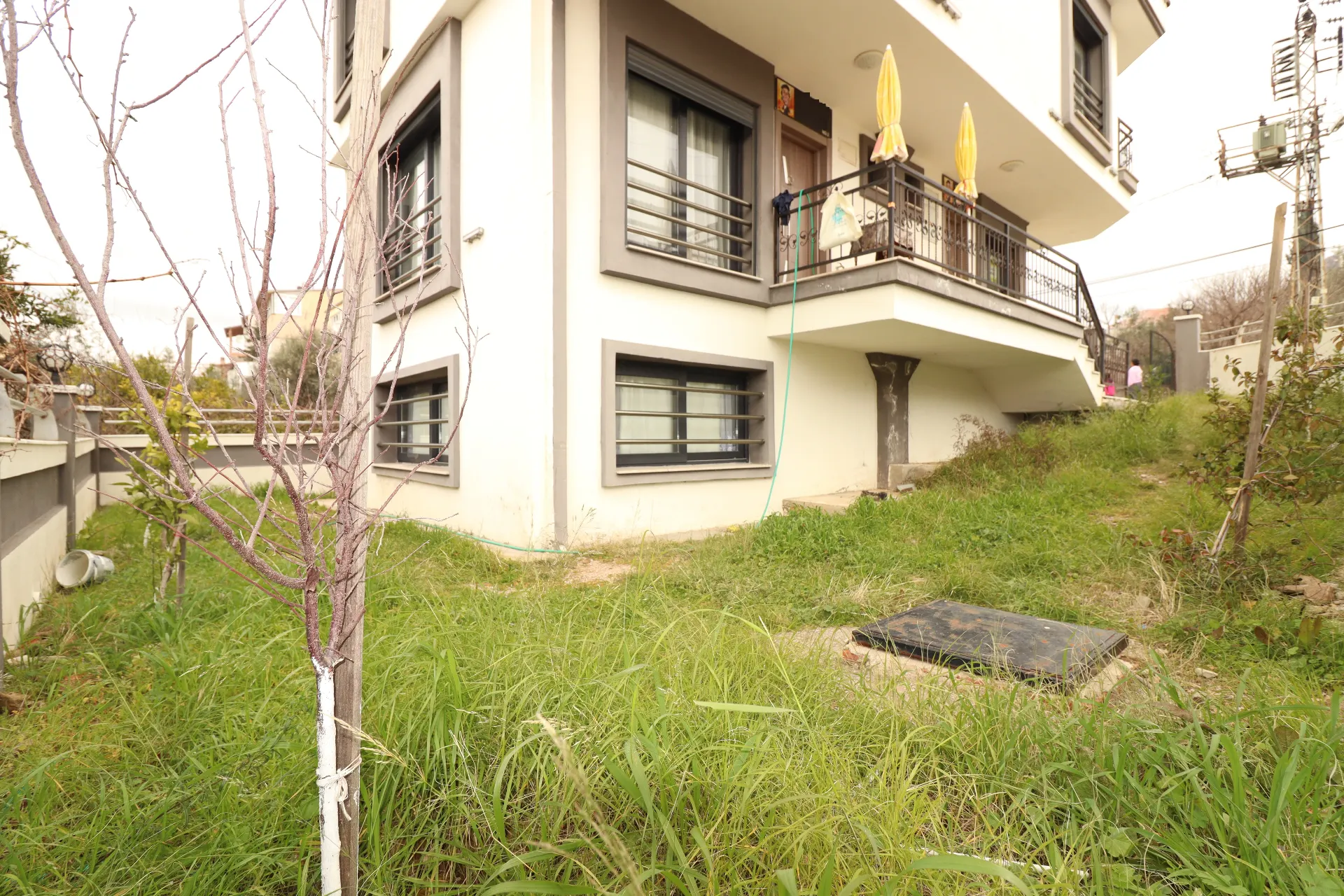 Seferihisar Mersin Alanı Mh. deniz manzaralı bahçeli satılık 3+1 Villa