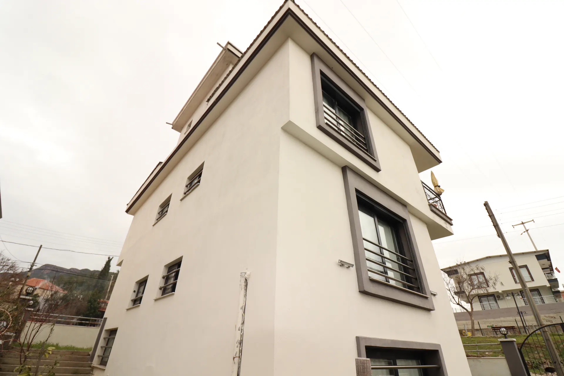 Seferihisar Mersin Alanı Mh. deniz manzaralı bahçeli satılık 3+1 Villa