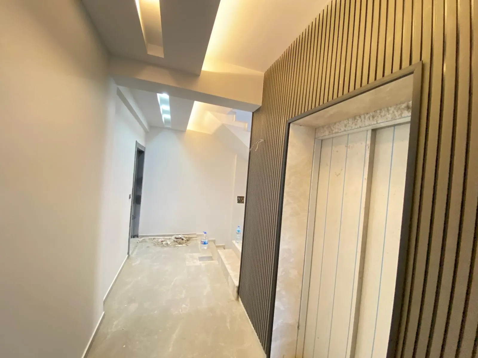Menderes Gümüldür’de Asansörlü Sıfır Konforda, Ana Cadde Üzeri Satılık 2+1 Fırsat Dairesi