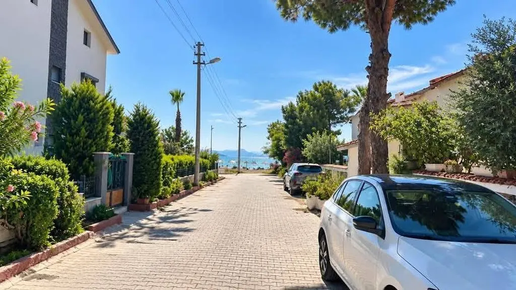 Özderede Denize Sıfır Havuzlu Sitede Tadilatlı 3+1 Satılık Villa
