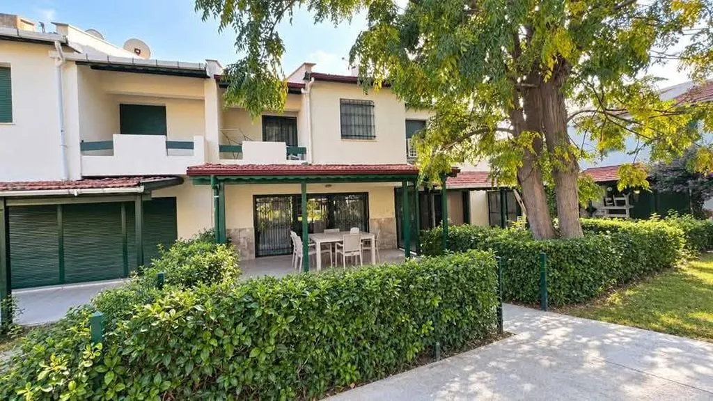 Özderede Denize Sıfır Havuzlu Sitede Tadilatlı 3+1 Satılık Villa