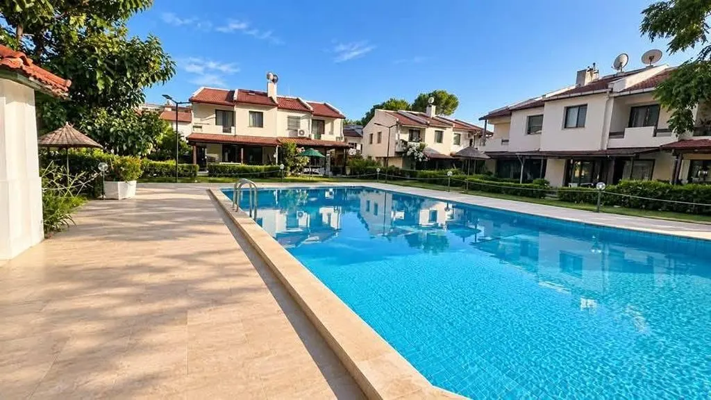 Özderede Denize Sıfır Havuzlu Sitede Tadilatlı 3+1 Satılık Villa