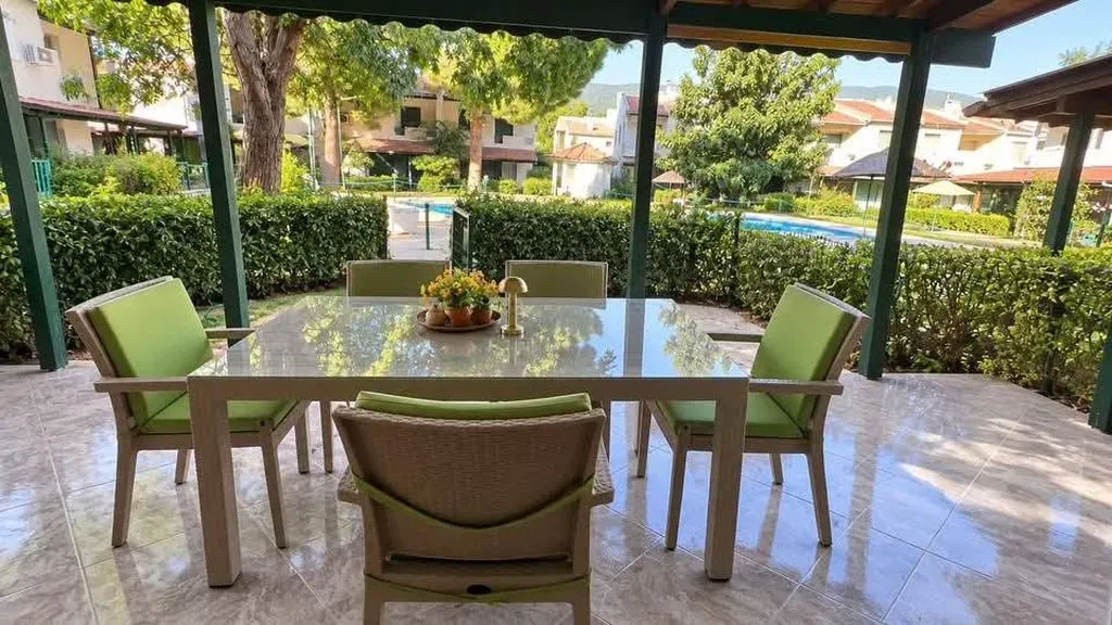 Özderede Denize Sıfır Havuzlu Sitede Tadilatlı 3+1 Satılık Villa